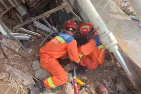 惊险！挖掘机侧翻驾驶员被困 黄石消防紧急救援图片