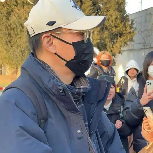 离过年不到2月，52岁辛柏青高调传出喜讯，朱媛媛终于可以放心了