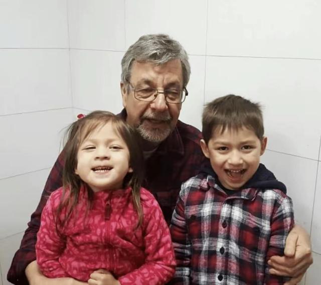 湖北打工妹嫁给英国高管，生下2个混血宝宝，婚后8年持刀捅死丈夫