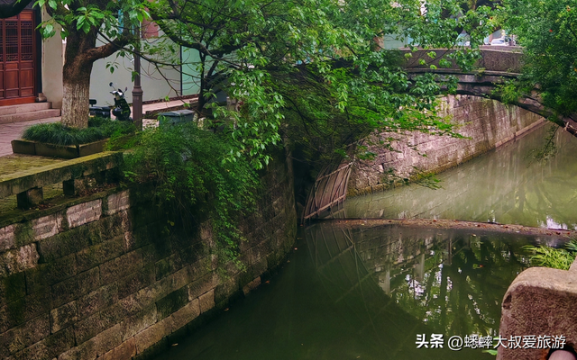 太难得了，原来杭州还藏着“绝美古街”，拍照打卡一绝，关键无人