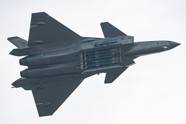 弹舱尺寸不比歼20小，保密了15年之后，苏-57终于敞开了“胸膛”