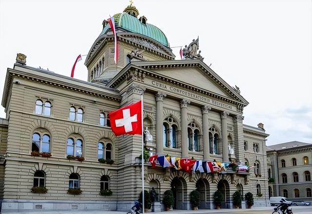 历史开了个玩笑，先倒下的不是乌克兰	，而是百年中立的瑞士？