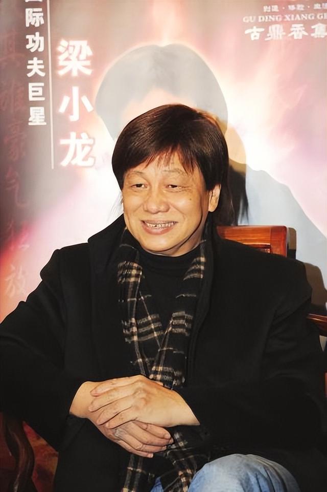 梁小龙被曝离世仅1天	，恶心的一幕还是发生，徒弟怒斥吃相太难看