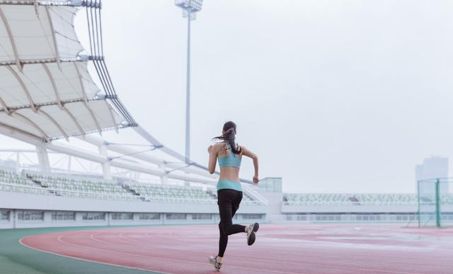 冬天躲被窝错了！跑步最该坚持，原因原来这么多