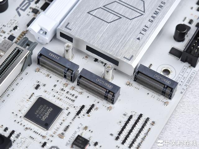 布局优化升级WIFI7 华硕B850重炮手白色版主板评测