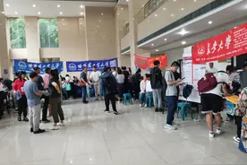 武汉二中专场高校招生咨询会，高校云集为考生现场“支招”图片