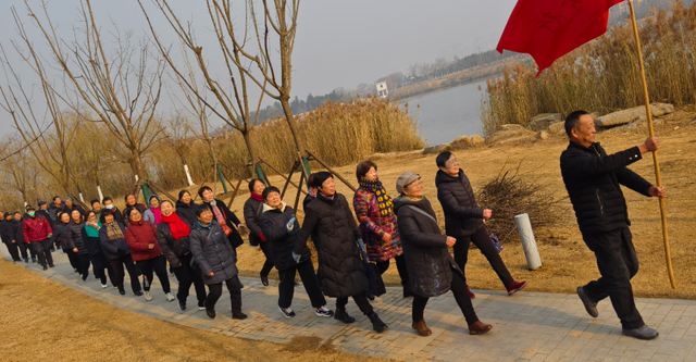 中国将迎来“死亡高峰期”：一代人集体老去，人口天平彻底倾斜