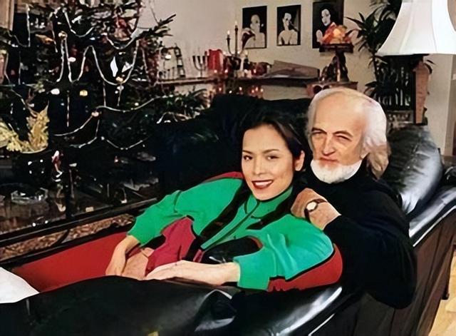 62岁韦唯现状：脊柱断裂已恢复，前夫已死，3个混血儿子回国相伴