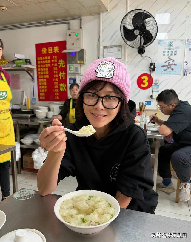 刘嘉玲回苏州与50年同学聚会 刘嘉玲保养超好 看着比别同学年轻好多