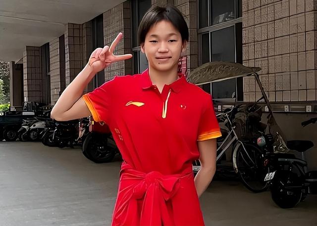全红婵回到广东，脸上的婴儿肥还没消，就已经站在了十米跳台上。