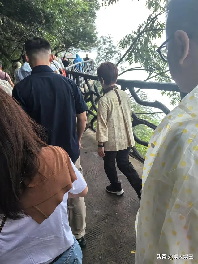 77岁洪秀柱游张家界天门山，与激动偶遇的游客热情打招呼，超有爱
