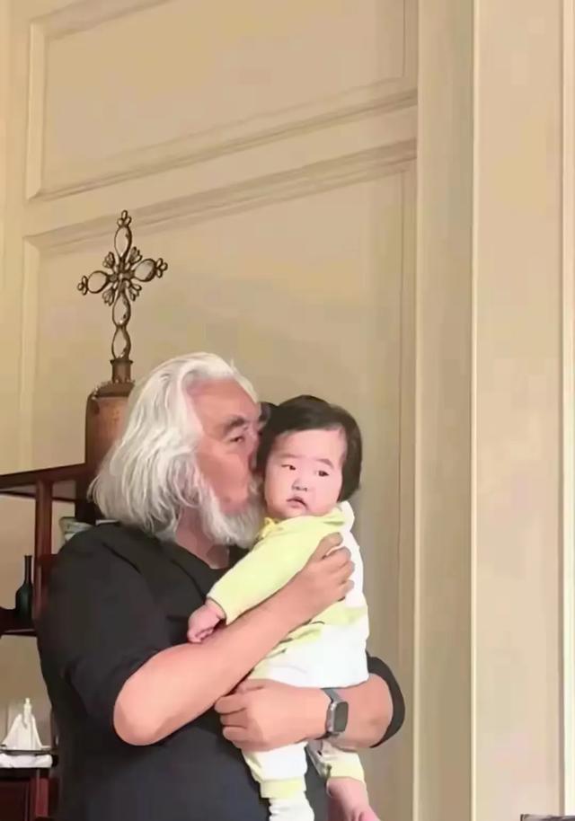 张纪中导演家的掌上龙珠，肉嘟嘟可爱，和爸爸互动起来好开心呀！