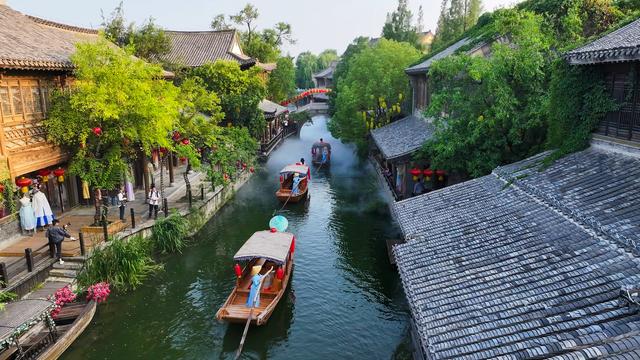处暑逃离暑气！台儿庄古城的秋日限定：游船穿桥雾森氛围美到窒息