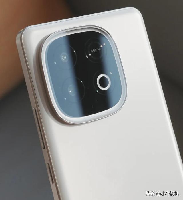 iQOO诚意十足，跑分190万+7620mAh，高性能长续航手机不到1500元
