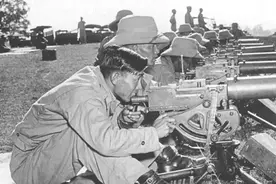 国民党军的一个高配机枪连，仅8挺重机枪，凭啥得100多人“伺候”图片