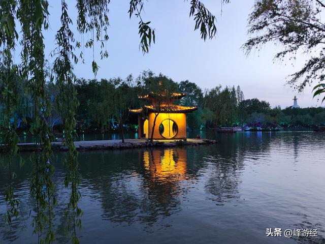 夜游瘦西湖，二十四桥明月夜，春江花月五亭桥