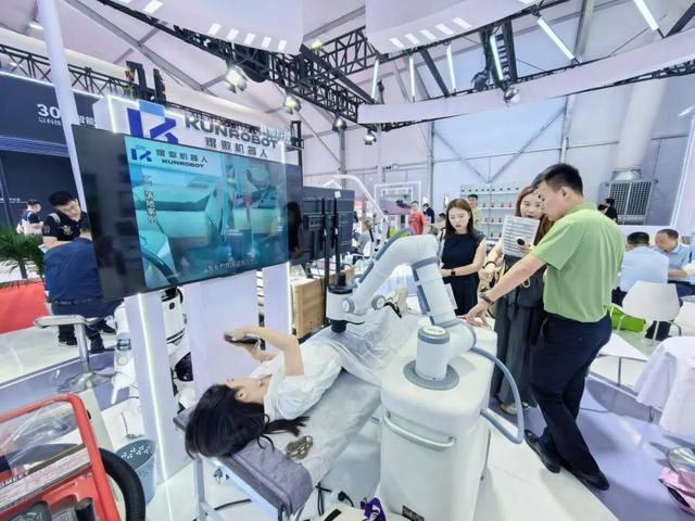 11家企业携20余产品亮相 “成华机器人天团”闪耀世界机器人大会