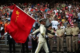 “去殖民化”再下一城，香港律法终于不再效忠“女皇陛下”了！网友：何时才能摘掉法官头上的“方便面”！图片