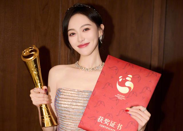 黄晓明主持金熊猫盛典时大秀四川话