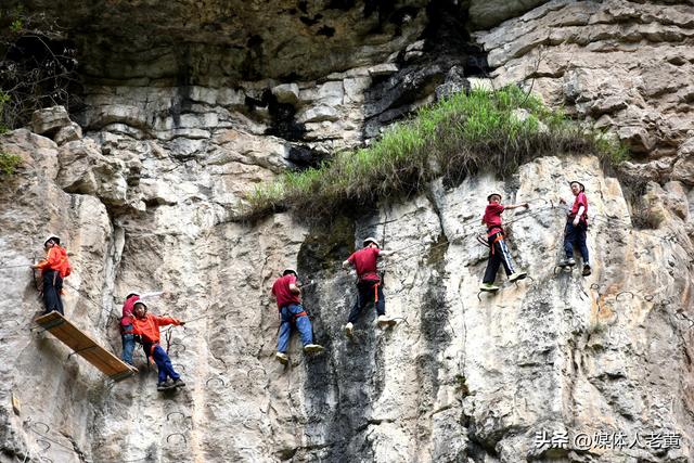 六盘水月照神雕峰吸引全国夏令营学生“清凉凌空漫步”打卡体验