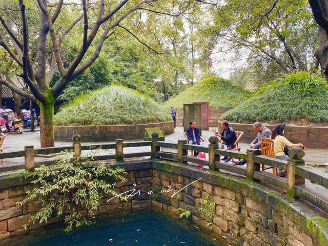 四川德阳“奇观”引关注：当地人坐在墓地里喝茶，游客直呼开眼界