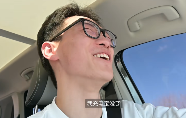 小伙自驾西藏被牧民求助，热心帮忙充电宝却被偷，录像拍下全过程