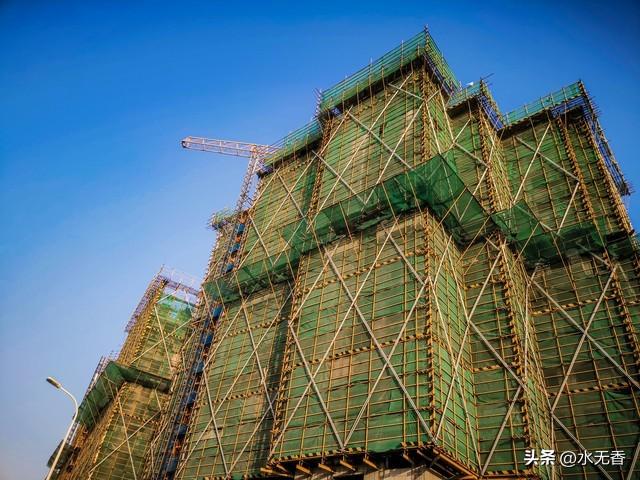 和老公住在工地宿舍！一个屋子里6对夫妻，大家互相做事都很自觉