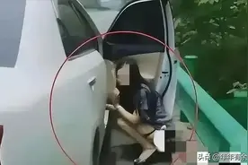 憋不住！女子在高速公路上堵车就地小便，网友：人不能让尿憋死吧图片