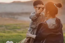 宋丹丹儿子幸福晒家庭生活，两个儿子又暖又可爱，都跟奶奶姓宋图片