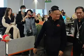 马云现身阿里园区！图片