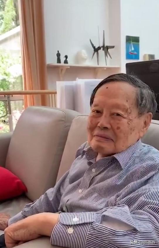 杨振宁因病逝世！刚过完103岁生日，最后一次亮相是为妻子庆生