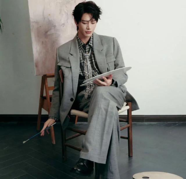 男顶流被实名举报涉毒，晒无犯罪记录自证未涉毒，律师解读：无效自证	，两码事；举报人自称是其前女友