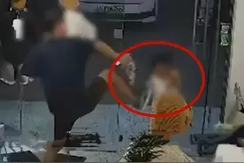 枉为人父！女孩被爸爸踹飞后续：知情人发声，妈妈回应，网友怒骂图片