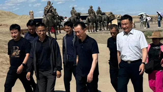 71岁王健林现身新疆，瘦成皮包骨，儿子王思聪本性难改又换新女友