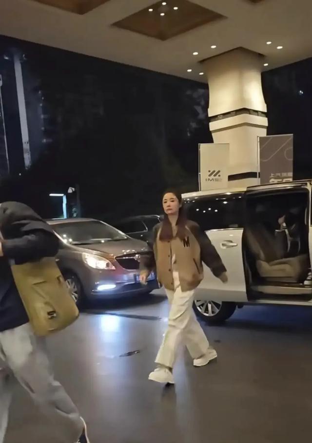49岁林心如扎高马尾，穿棒球衫配运动鞋从车上下来，真显年轻！
