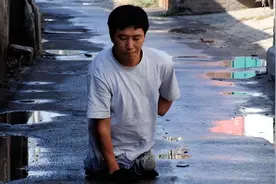 只因捡了一条手链，小伙双腿就被废！图片