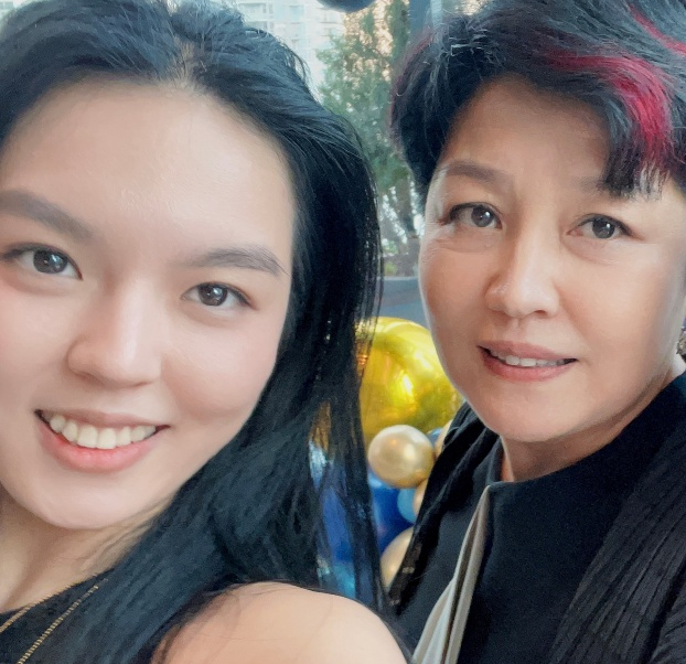 恭喜！李咏女儿官宣恋情！23岁法图麦晒和男友合影，两人有夫妻相
