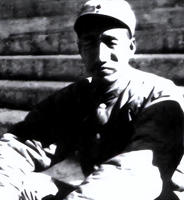 1970年老人去部队看儿子被哨兵拦下	，老人：让你们师长跑步来见我