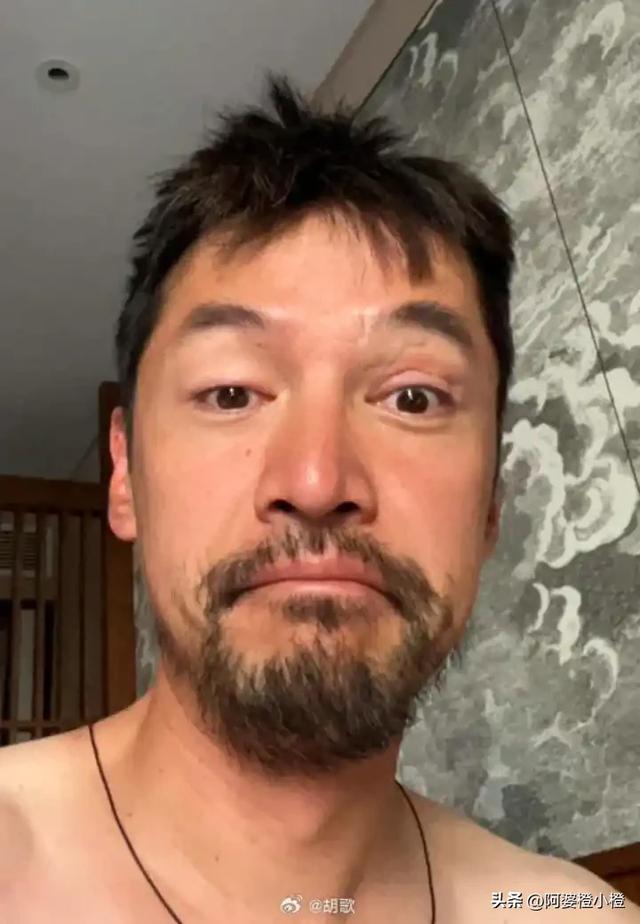 胡歌上海买房被偶遇，头顶秃了一大片	，老婆黄曦宁陪同，长相普通