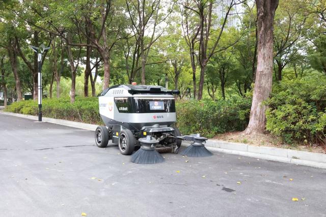 科技赋能环卫升级！武汉站智能无人扫地机正式“上岗”