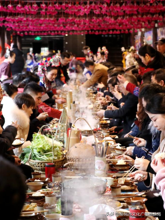 跟着AI游三江丨一口酸，一碗茶，一场宴，吃懂三江侗寨的人间烟火！