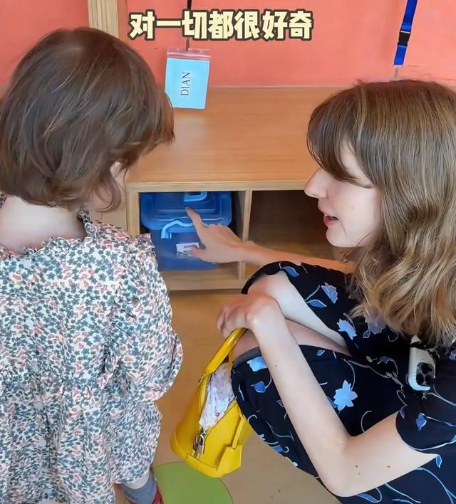 女儿开学第一天，董力阿诺全家出动，阿诺给女儿手工制小被子