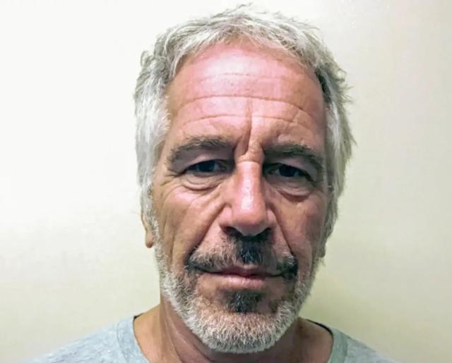 爱泼斯坦死亡前一晚监控引质疑,牢房附近有神秘橙色物体移动,法医专家认为是穿着连体囚服的人