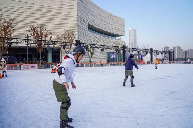 徐汇滨江新玩法！滑冰+逛集，快来沪上最大户外水岸冰场打卡！