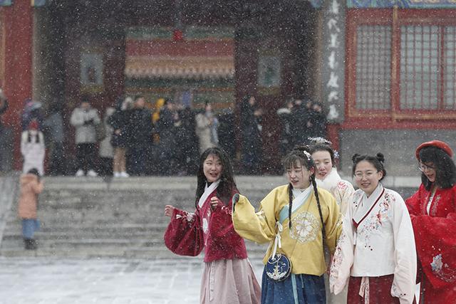 初雪降至紫禁城	，故宫醒了！