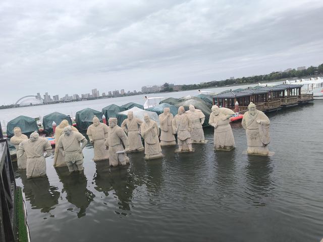 游江北水城，聊城东昌湖。