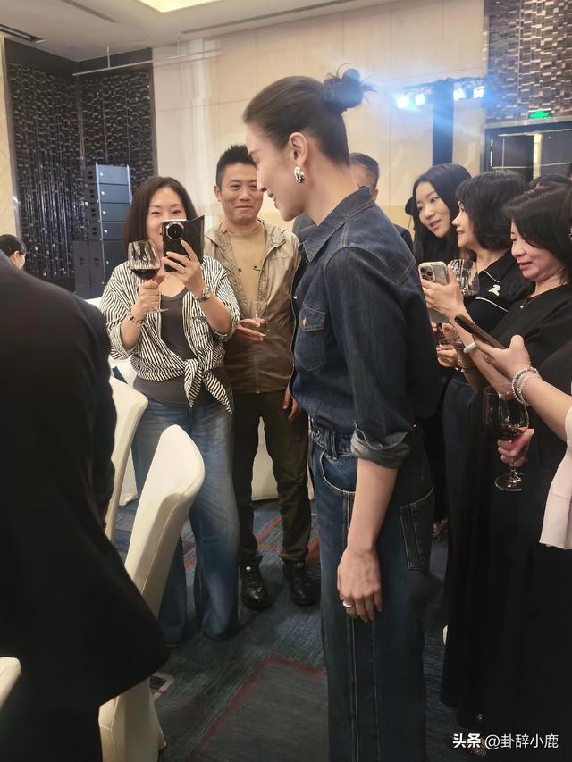 宋佳北京晚宴近照流出，高挑身姿配丸子头，又美又飒，气质超绝！