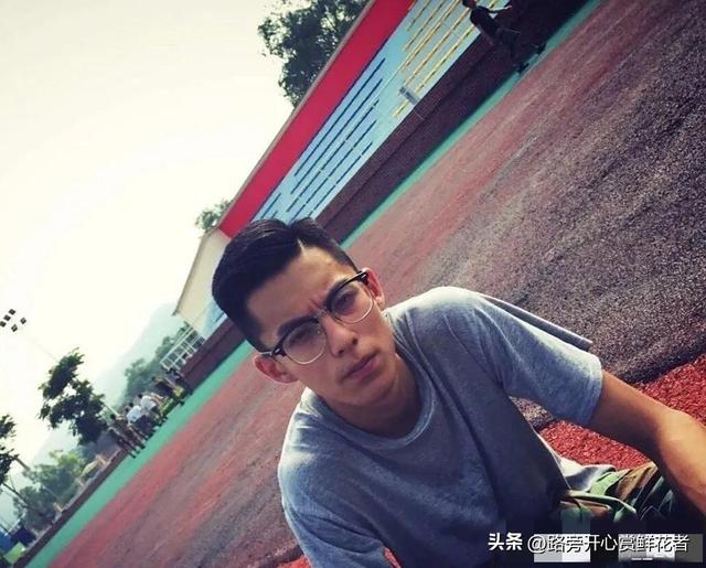 王鹤棣学生时代照片，说实话这颜值挺一般啊，感觉全靠发型撑着