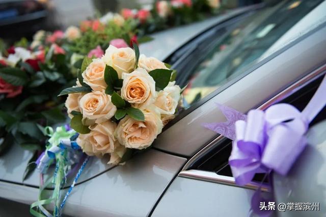 婚车遭拦截索要50条烟作为喜钱，双方僵持1小时，新人无奈打车离去！网友质疑：算“拦路抢劫”？律师解读→