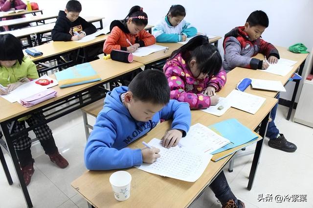 教育部扔下重磅炸弹：2026年开始，全国一律不准再买校外商业试卷